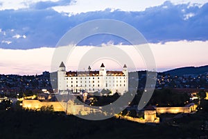 Krásny výhľad na Bratislavský hrad na brehu Dunaja v starom meste Bratislavy, Slovensko