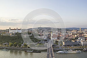 Krásný výhled na Bratislavský hrad na břehu Dunaje ve starém městě Bratislava, Slovensko