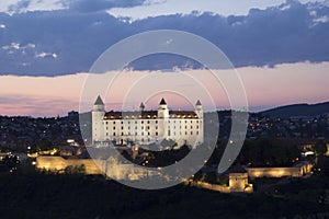 Krásný výhled na Bratislavský hrad na břehu Dunaje ve starém městě Bratislava, Slovensko