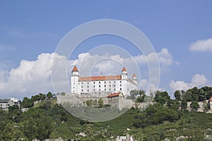 Krásný výhled na Bratislavský hrad na břehu Dunaje ve starém městě Bratislava, Slovensko