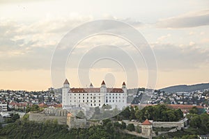 Krásný výhled na Bratislavský hrad na břehu Dunaje ve starém městě Bratislava, Slovensko