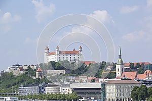 Krásný výhled na Bratislavský hrad na břehu Dunaje ve starém městě Bratislava, Slovensko