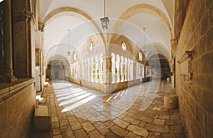 Patio de franciscano iglesia a monasterio, Croacia 