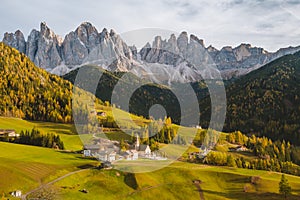 En dolomitas sobre el atardecer sur Tirol. 