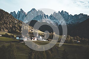 En dolomitas sobre el atardecer sur Tirol. 