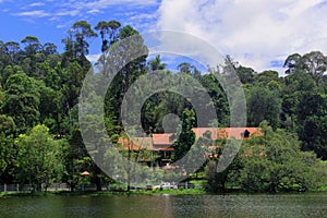 Beautiful view of kodaikanal lake with houses.