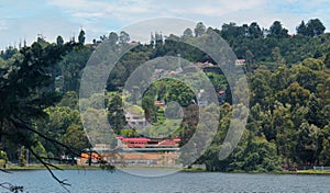 A hill landscape of the kodaikanal lake with houses.