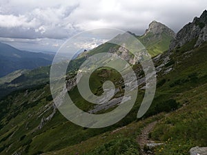 Krásny výhľad na prírodnú scenériu so zamračenou oblohou vo Vysokých Tatrách, Slovensko