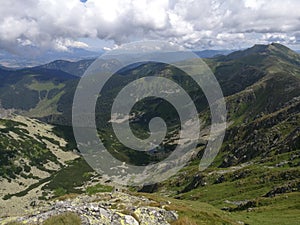 Krásny výhľad na prírodnú scénu v horách s mrakmi vo Vysokých Tatrách, Slovensko