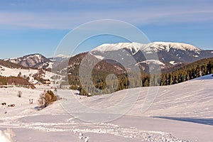 Krásny výhľad na zasneženú krajinu a Nízke Tatry na Slovensku