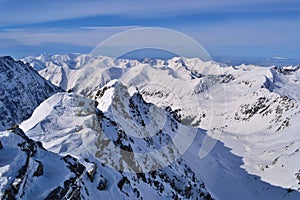 Krásný výhled na Tatry za slunečného a chladného dne.