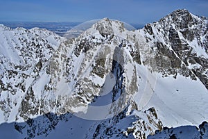 Krásný výhled na Tatry za slunečného a chladného dne.