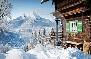 Tradicional montana cabina en Alpes en el invierno 