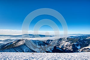 Krásny výhľad do údolia a hôr zahalených oparom v Nízkych Tatrách z Ďumbiera, Slovensko Ďumbier