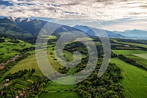 Krásny výhľad na Západné a Vysoké Tatry na Slovensku. Zelená krajina a kopce. Letecké fotografovanie dronom