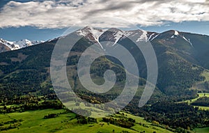 Krásny výhľad na Západné Tatry s vrcholom Baranec na Slovensku. Zelená krajina a kopce. Letecké fotografovanie dronom