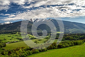 Krásny výhľad na Západné Tatry na Slovensku. Zelená krajina a kopce. Letecké fotografovanie dronom