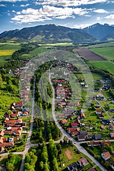 Krásny výhľad na Západné Tatry na Slovensku. Obec Smrečany pod a vrch Baranec v pozadí