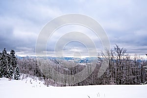 Krásny výhľad na zimnú rozprávku v horách pokrytých snehom, Slovensko Beskydy