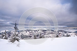 Krásny výhľad na zimné kopce pokryté snehom v Beskydách, Slovensko Beskydy