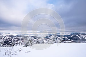 Krásny výhľad na zimné kopce pokryté snehom v Beskydách, Slovensko Beskydy