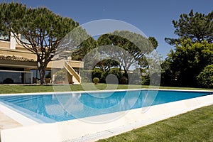 Hermoso jardín a piscina 