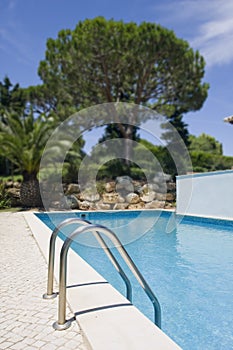 Bellissimo salutare giardino un piscina 