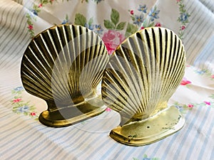 Beautiful Vintage Heavy Brass Clam Shell Bookend