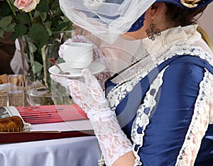 Hermoso antiguo una mujer taza de té 