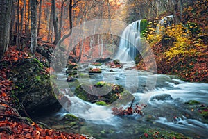 Schön Wasserfall im herbst Wald berge auf der die sonne 