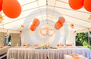 Beautiful wedding table decorations with unique floral compositions and balloons