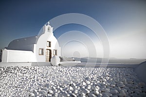 Beautiful white orthodox church on Santorini, Greece. Local church in Oia village, Santorini island, Greece - Immagine photo