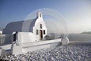 Beautiful white orthodox church on Santorini, Greece. Local church in Oia village, Santorini island, Greece - Immagine photo