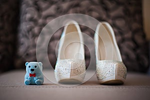 Beautiful white shoes from bride with the teddybear