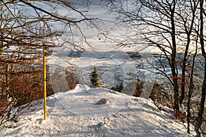 Krásná zimní venkovská krajina. Pohled z vrchu Čebrat ve Velké Fatře na město Ružomberok na Slovensku