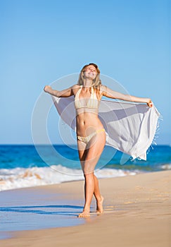 Schöne frau auf der Strand 