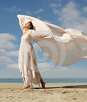 Krásna žena na pláž 