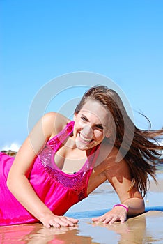 Mujer hermosa sobre el Playa 