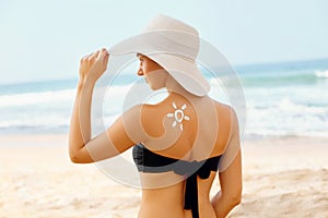 Beautiful Woman in Bikini Applying Sun Cream on Tanned  Shoulder. Sun Protection. Skin and Body Care. Girl Using Sunscreen to Skin