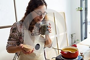 Bella donna cucinando un fragrante odore pepe pentola Mantenere 