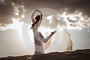 Krásna žena tanec na východ slnka 
