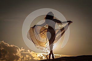 Bella donna danza sul tramonto 