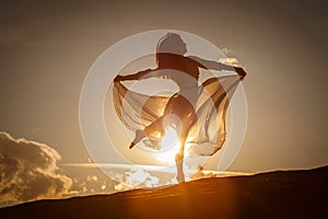 Krásna žena tanec na západ slnka 