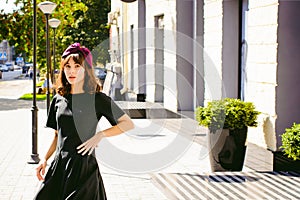 Mujer hermosa en oscuro elegante ropa. retrato de moda 