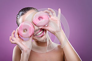 Beautiful woman with donuts, his two eyes are pink donut