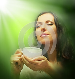 Mujer hermosa bebiendo verde té 