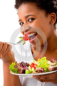 Krásná žena jíst salát 