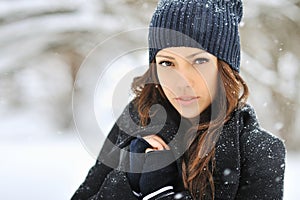 Mujer hermosa en el invierno 