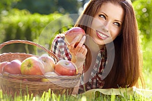 Krásna žena záhrada jablká 