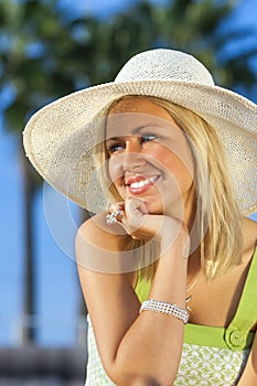 Krásna žena nosenie slnko klobúk 